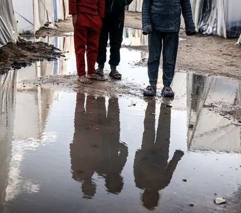 FOTO: Nestapa Pengungsi Palestina di Jalur Gaza Terkepung Genangan Banjir