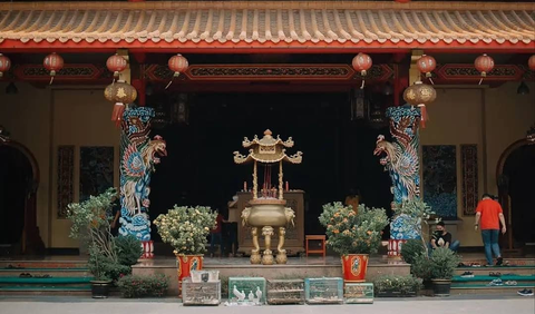 <b>Mengunjungi Kuil atau Vihara</b>