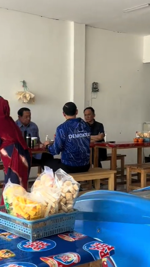 Viral Video SBY Eating Instant Noodles at a Roadside Stall, Netizens are Distracted by the Candle on the Table