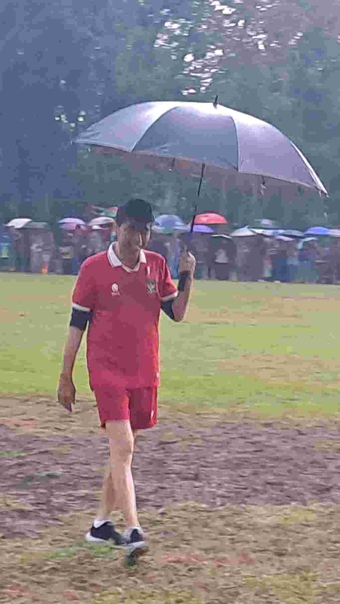 Jokowi Main Bola saat Hujan Deras di Lapangan Gamplong Sleman, jadi Kiper Kebobolan 2 Gol