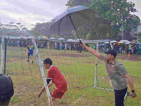 Jokowi Main Bola saat Hujan Deras di Lapangan Gamplong Sleman, jadi Kiper Kebobolan 2 Gol