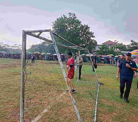 Jokowi Main Bola saat Hujan Deras di Lapangan Gamplong Sleman, jadi Kiper Kebobolan 2 Gol