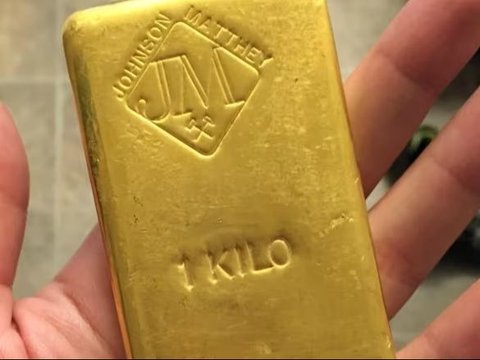 Find 1 Kg of Gold While Dismantling a Bathtub, Honest Plumber Returns it to the Homeowner