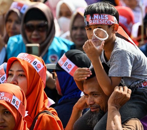 FOTO: Dipadati Ribuan Pendukung, Anies Baswedan Serukan Semangat Perubahan Saat Kampanye Akbar di Aceh