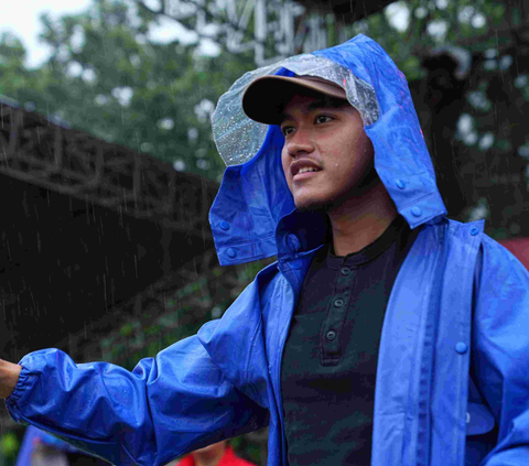Kaesang Pangarep juga mengucapkan terima kasih kepada para simpatisan yang telah setia menunggu kedatangannya meski hujan deras.