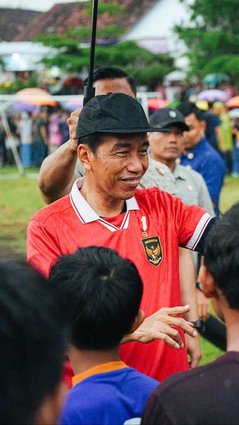 FOTO: Momen Jokowi Hujan-hujanan Main Bola di Sleman, Jadi Kiper Kebobolan 2 Gol