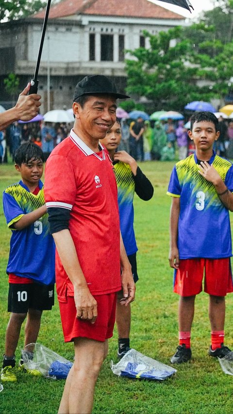 Jokowi tiba di Lapangan Gamplong sekitar pukul 16.50 WIB. Saat Jokowi tiba, Lapangan Gamplong dalam keadaan hujan deras.<br>