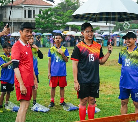 FOTO: Momen Jokowi Hujan-hujanan Main Bola di Sleman, Jadi Kiper Kebobolan 2 Gol