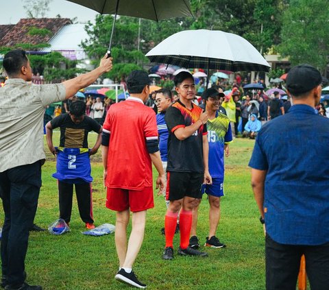 FOTO: Momen Jokowi Hujan-hujanan Main Bola di Sleman, Jadi Kiper Kebobolan 2 Gol