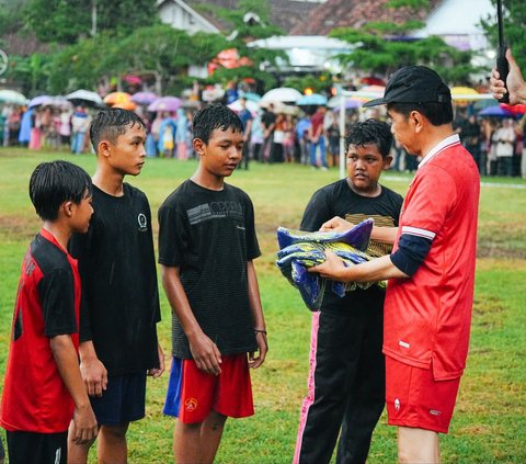 FOTO: Momen Jokowi Hujan-hujanan Main Bola di Sleman, Jadi Kiper Kebobolan 2 Gol