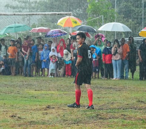 FOTO: Momen Jokowi Hujan-hujanan Main Bola di Sleman, Jadi Kiper Kebobolan 2 Gol