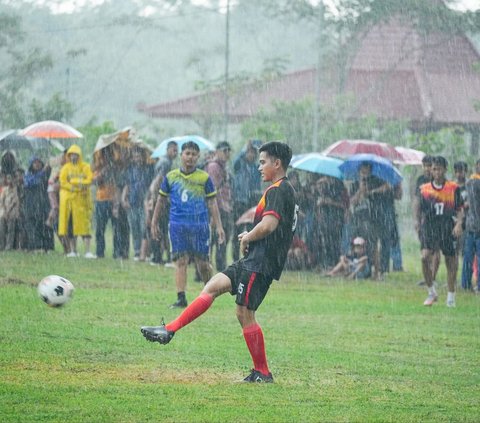 FOTO: Momen Jokowi Hujan-hujanan Main Bola di Sleman, Jadi Kiper Kebobolan 2 Gol