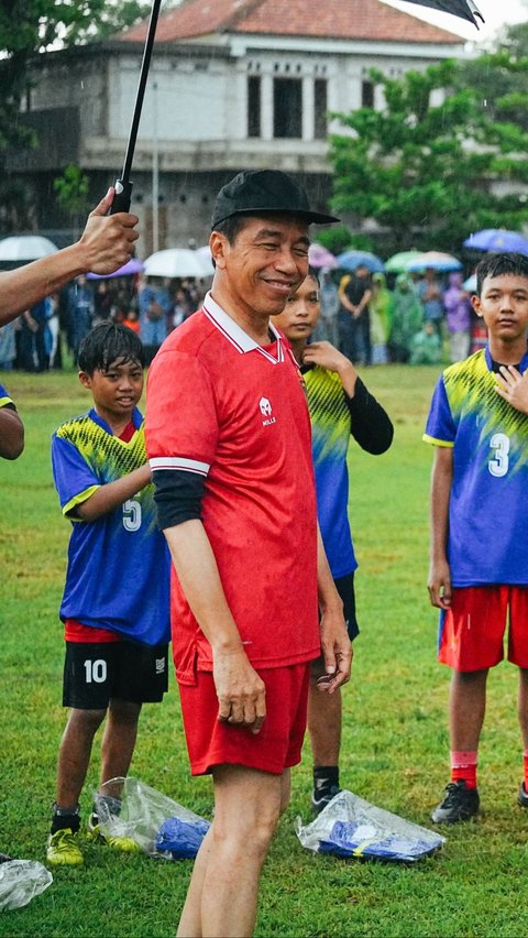 <p>Momen Jokowi, Kaesang dan Sekjen PSI Main Bola Bareng</p>