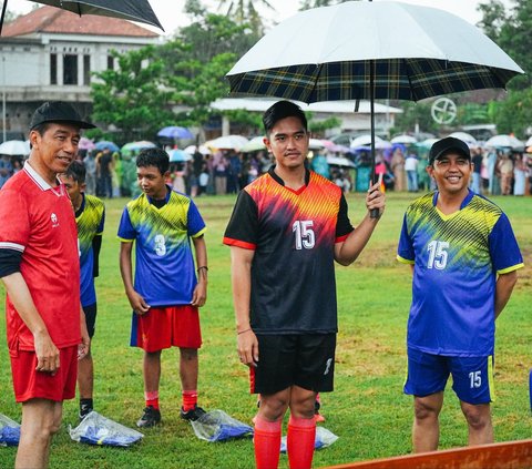 Momen Jokowi, Kaesang dan Sekjen PSI Main Bola Bareng