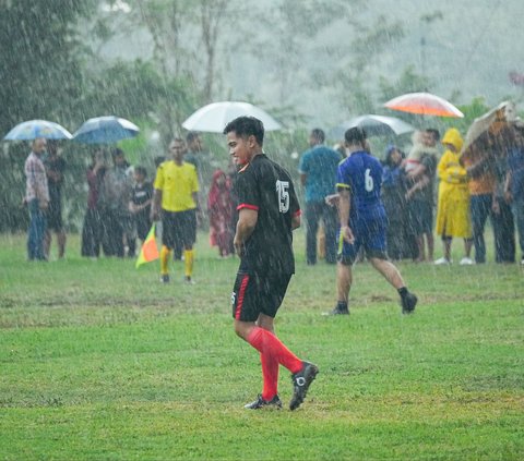 Momen Jokowi, Kaesang dan Sekjen PSI Main Bola Bareng