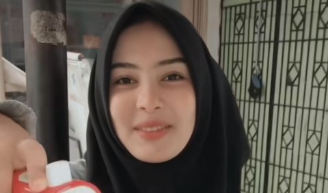 Video Putri Rahayu, penjual es teh pinggir jalan di Tangerang langsung mencuri perhatian netizen. Mereka menuliskan berbagai komentar.<br>