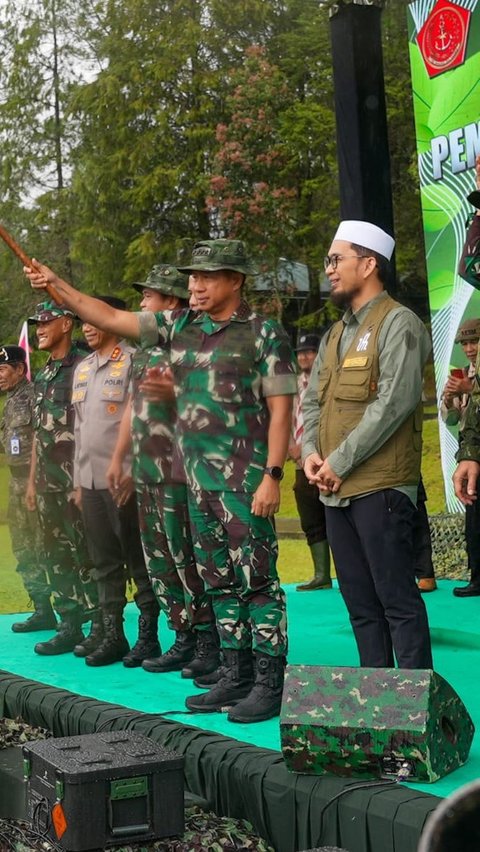 Momen Kebersamaan Panglima TNI & Jenderal Maruli Simanjuntak, Ada Sosok Pria Berjenggot Berpeci Putih Jadi Sorotan