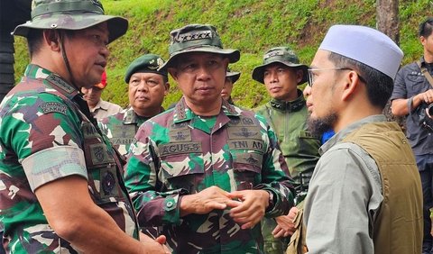 Dia adalah Ustadz Adi Hidayat, salah satu ulama kondang di Indonesia.