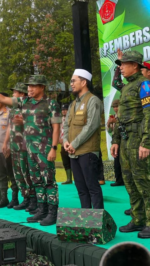 Potret Ustadz Adi Hidayat bersama Panglima TNI Jenderal Agus Subiyanto saat membuka acara tersebut secara resmi.<br>