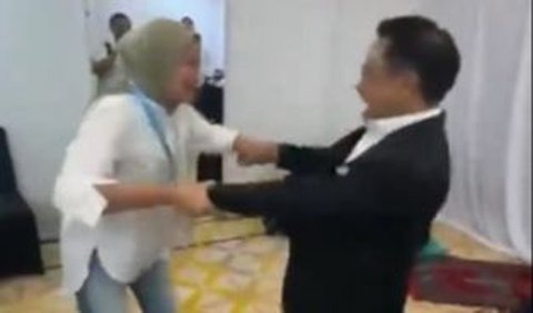 Dengan saling berpegangan tangan, keduanya kemudian melompat-lompat bersama selama beberapa detik.