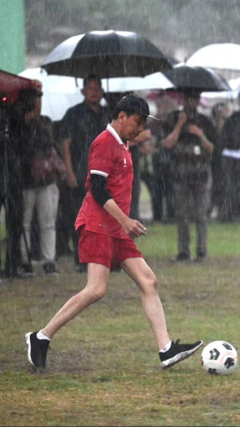 Celebrate National Team Advances to the Round of 16 of the Asian Cup, Jokowi Plays Soccer in the Rain in Sleman.