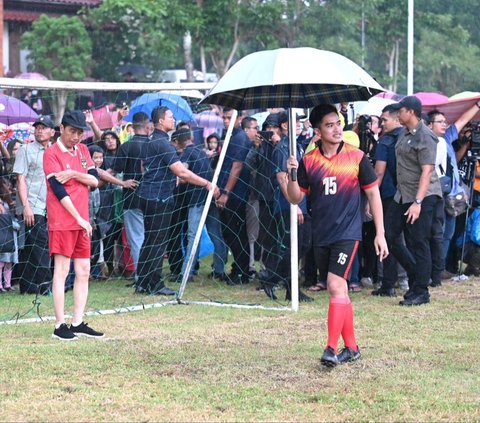 Celebrate National Team Qualifying for the Round of 16 of the Asian Cup, Jokowi Plays Soccer in Sleman under the Rain