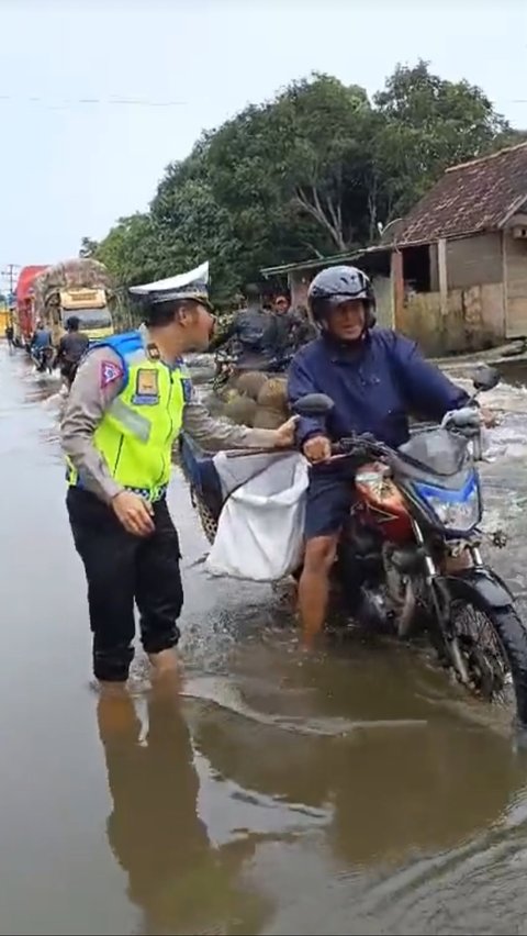 <b>Pengemudi Penjual Durian Ditanya Polisi Mau Pergi Kemana saat Terjang Banjir, Jawabannya Malah Nyeleneh Khawatir Diminta</b><br>
