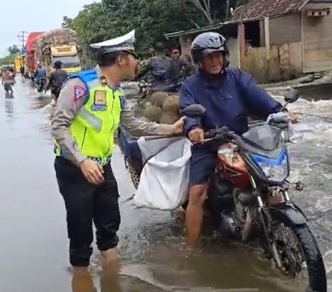 Pengemudi Penjual Durian Ditanya Polisi Mau Pergi Kemana saat Terjang Banjir, Jawabannya Malah Nyeleneh Khawatir Diminta