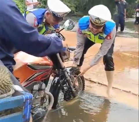 Pengemudi Penjual Durian Ditanya Polisi Mau Pergi Kemana saat Terjang Banjir, Jawabannya Malah Nyeleneh Khawatir Diminta