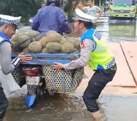 Pengemudi Penjual Durian Ditanya Polisi Mau Pergi Kemana saat Terjang Banjir, Jawabannya Malah Nyeleneh Khawatir Diminta