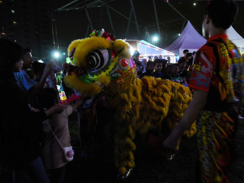 FOTO: Jelang Imlek, Atraksi Barongsai dan Liong Naga Hadir Meriahkan Pasar Malam di Jakarta