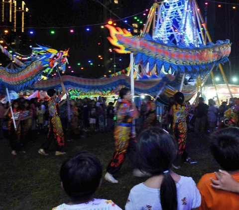 FOTO: Jelang Imlek, Atraksi Barongsai dan Liong Naga Hadir Meriahkan Pasar Malam di Jakarta