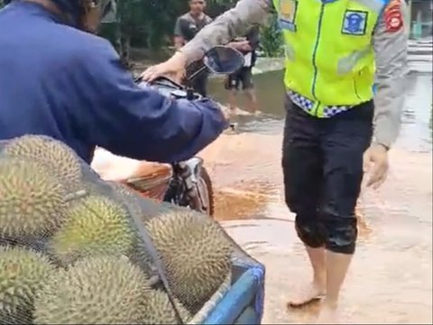 Pengemudi Penjual Durian Ditanya Polisi Mau Pergi Kemana saat Terjang Banjir, Jawabannya Malah Nyeleneh Khawatir Diminta