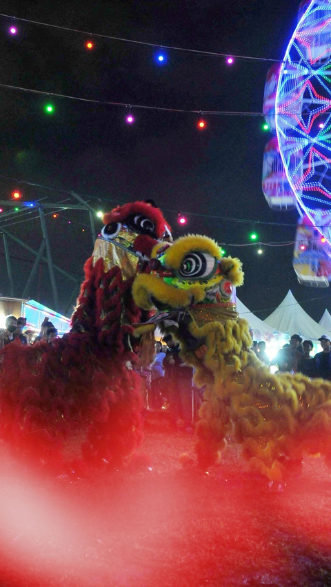 FOTO: Jelang Imlek, Atraksi Barongsai dan Liong Naga Hadir Meriahkan Pasar Malam di Jakarta