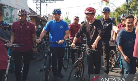 AHY yang sedang bersepeda bersama rombongan, terlihat berhenti di pinggir jalan karena mengetahui ada rombongan Presiden yang juga bersepeda.<br>