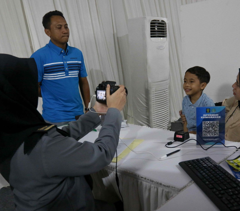 FOTO: Rayakan Hari Jadi Imigrasi ke-74, Antrean 1.074 Pemohon Paspor Pecahkan Rekor saat Car Free Day Jakarta