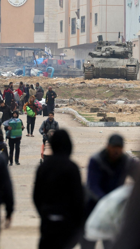 Rasa was-was itu muncul saat melewati tank Israel yang mengawasi mereka saat mengungsi ke Rafah.<br>(Foto  Reuters / Ibraheem Abu Mustafa)<br>