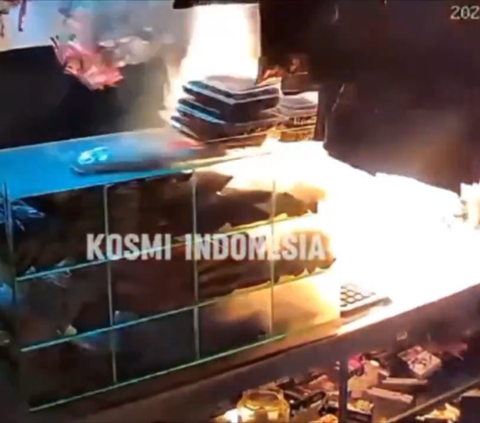 Viral! Video of a Mysterious Man Suddenly Setting Fire to a Madura Stall in Karawang