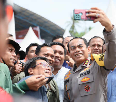 Kapolda Irjen Andi Rian Keliling Sulsel, Bagikan Sembako & Pastikan Distribusi Logistik Pemilu Aman