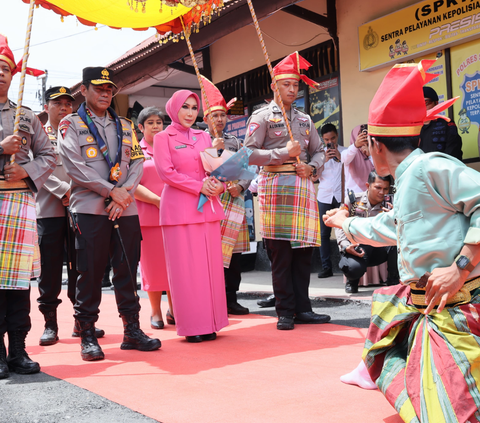 Kapolda Irjen Andi Rian Keliling Sulsel, Bagikan Sembako & Pastikan Distribusi Logistik Pemilu Aman