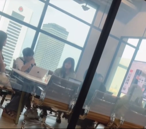 Luna Maya Angry and Slams Table at Employees During Meeting, Netizens: Unexpected