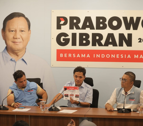 Wakil Ketua TKN Prabowo Subianto-Gibran Rakabuming Raka, Habiburokhman bersama Wakil Komandan Alpha TKN Prabowo-Gibran, Fritz Edward Siregar dan Tim Hukum TKN Ali Lubis saat kembali menggelar konferansi pers.<br>(Foto Istimewa /  Merdeka.com)