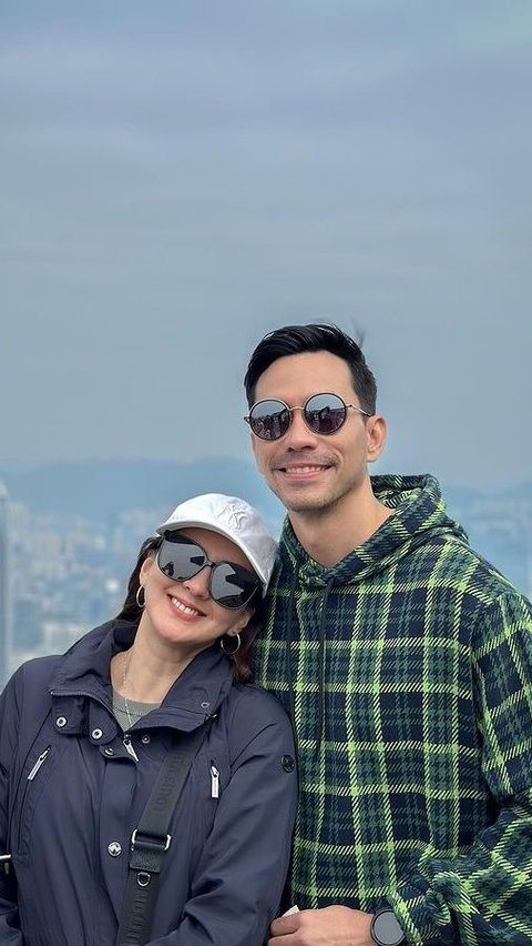 Intip Foto-foto Darius Sinathrya dan Donna Agnesia saat Jalan-jalan di Hongkong, So Sweet Banget!