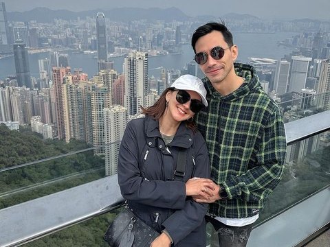 Intip Foto-foto Darius Sinathrya dan Donna Agnesia saat Jalan-jalan di Hongkong, So Sweet Banget!