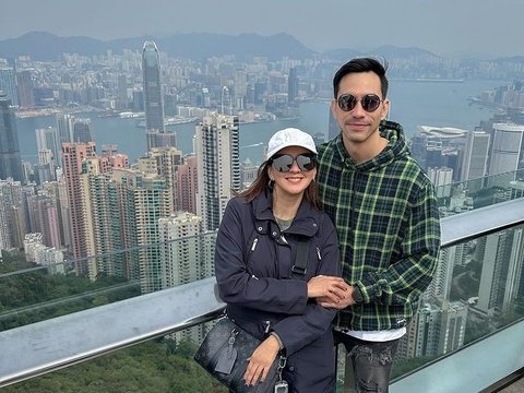 Intip Foto-foto Darius Sinathrya dan Donna Agnesia saat Jalan-jalan di Hongkong, So Sweet Banget!