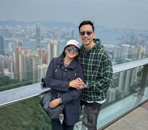 Intip Foto-foto Darius Sinathrya dan Donna Agnesia saat Jalan-jalan di Hongkong, So Sweet Banget!