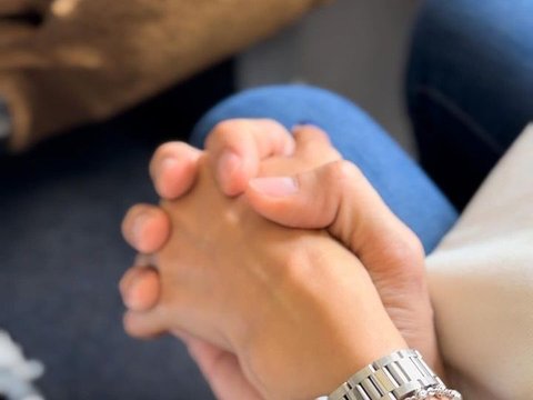 Intip Foto-foto Darius Sinathrya dan Donna Agnesia saat Jalan-jalan di Hongkong, So Sweet Banget!