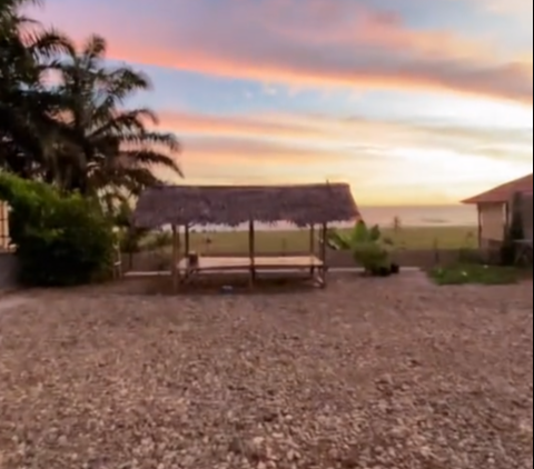 Recording the View from the Back of the House, This Man Experiences Healing Every Day Watching the Sunset over the Sea