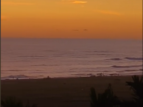 Recording the View from the Back of the House, This Man Experiences Healing Every Day Watching the Sunset over the Sea