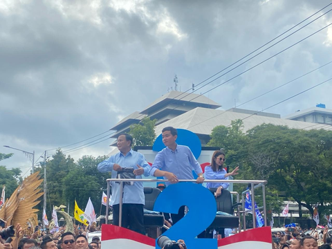 Ajak Desta & Baim Wong, Prabowo-Gibran Kampanye Kirab di Semarang Joget Gemoy hingga Bagikan Kaus